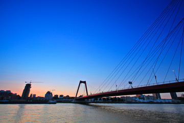 Fototapeta na wymiar Willem Most nad rzeką Mozą, w Rotterdam, Holandia