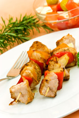 Fleisch-Spieß mit Salat