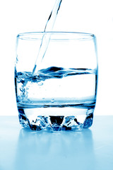 Water flows in a glass.
