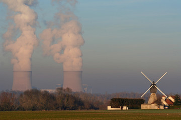 Centrale nucléaire et moulin à vent