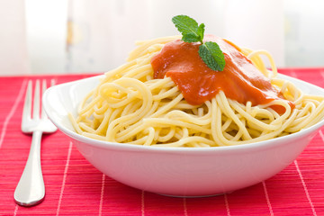 spaghetti with tomato sauce on white bowl