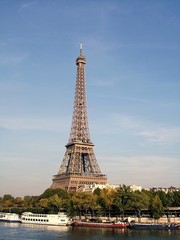 Fototapeta na wymiar Wieża Eiffla widać z prawego brzegu, Paryż
