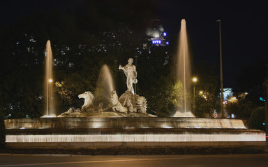 Vista nocturna de la Fuente de Neptuno