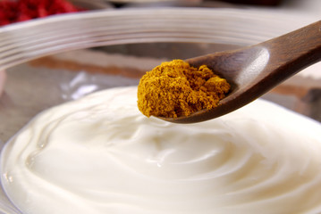 Currypulver und Joghurt