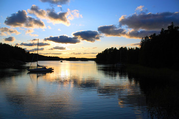 Ein Segelboot in romantischer Wasserlandschaft