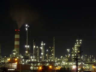 Raffinerie bei Nacht