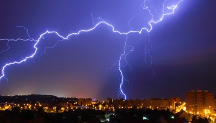 Afwasbaar Fotobehang Onweer bliksem, nacht storm in de stad