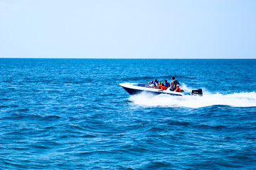 Fototapeta na wymiar Prędkość łodzi z pełną prędkością na pełnym morzu.