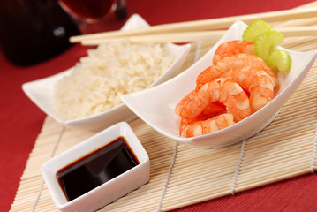 Sushi mit Sojasauce