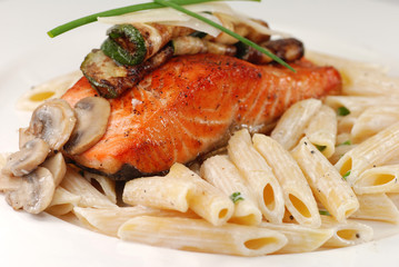 Pasta mit Lachs und Zucchini