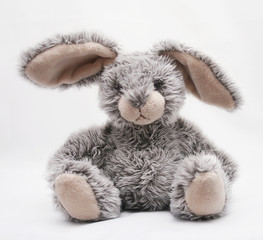 Lapin gris en peluche