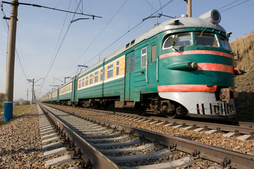 Fototapeta na wymiar ruchu pasażerskiego pociąg zielony elektryczny