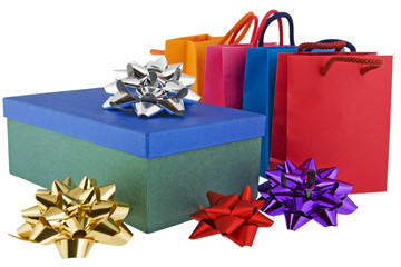 Weihnachtspaket mit bunten Taschen