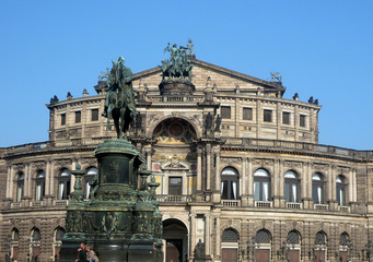 Fototapeta na wymiar L'opéra de Dresde (Semperoper)