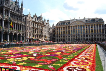 Bloementapijt bloeit op het hoofdplein van Brussel