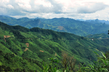 Fototapeta na wymiar Karst Mountains w północnym Laosie