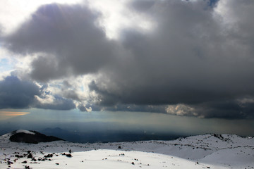 sulla vetta dell'etna innevata