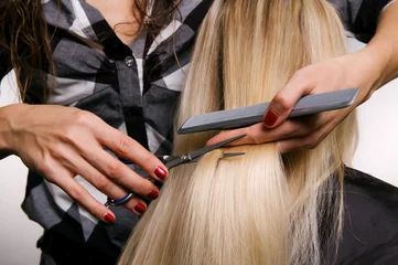 Papier Peint photo Lavable Salon de coiffure gros plan sur une coiffeuse faisant une coupe de cheveux
