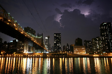 Fototapeta na wymiar Nowy Jork. Queensborough Most przed burzą