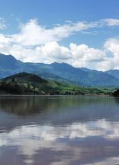 Colines de verdure au bord du M&eacute;kong - Laos