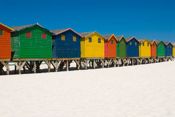 Farbige Strandhütten in der Nähe von Kapstadt