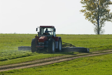 Traktor bei Mäharbeiten