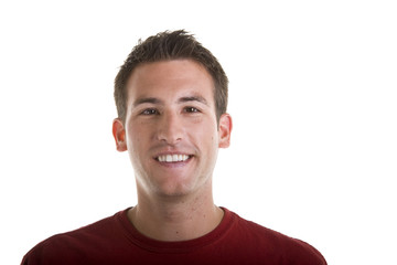 Obraz premium A young man in a red shirt smiling at the camera