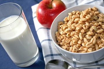 Frühstück mit Milch, Apfel und Weizen Smacks
