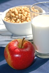 Cornflakes, Milch, Apfel zum Frühstück