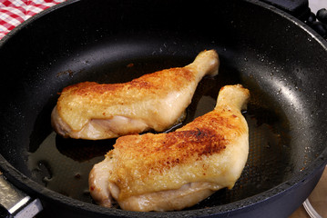 Hähnchenschenkel angebraten © Carmen Steiner