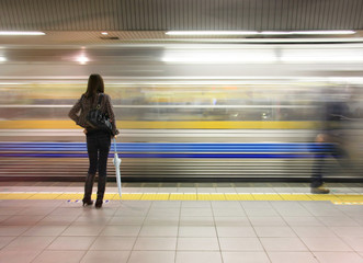 Obraz premium Samotna kobieta obserwująca prędkość metra.