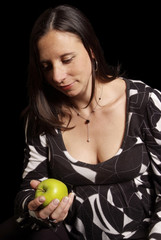 schwangere Frau halten grünen Apfel in Hand
