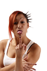 junge freche Frau zeigt Zunge und Mittelfinger