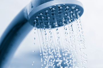 Obraz na płótnie Canvas wody płynącej z prysznicem metalu