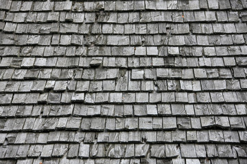 Schindeln aus Holz auf einem Dach
