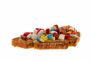 Brot mit Tabletten und Medikamenten belegt