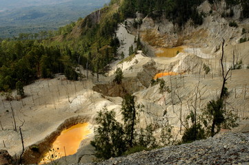 Lacs volcaniques en Indonésie