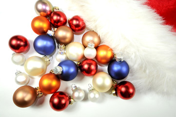 Weihnachtsmannmütze mit Kugeln