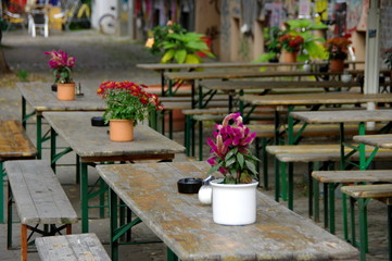 Fototapeta na wymiar Tables et cjaise de terrasse, Bar, Allemagne, Berlin.