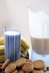 Colazione con biscotti e frullato di banane 3