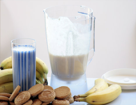 Colazione con biscotti e frullato di banane 4
