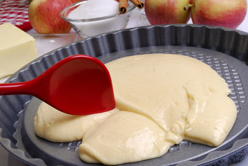 Kuchenteig verstreichen