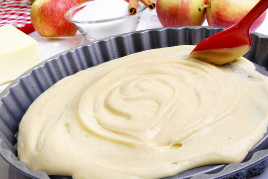 Kuchenteig in einer Kuchenform