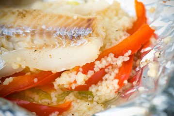 filet de poisson sur poivron rouge