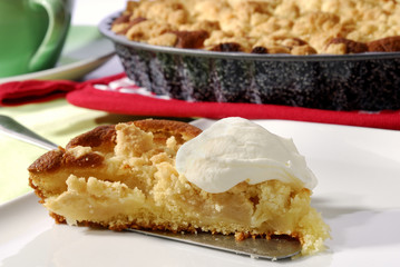 Apfelkuchen mit Sahne