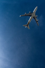 Flugzeug startet, vertikal