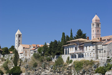 Fototapeta na wymiar Spójrz na dwóch kościelnych wież Rab