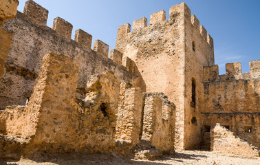 Fototapeta na wymiar Stary zniszczony zamek, Kreta, Grecja