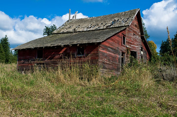 Fototapeta na wymiar Stare czerwone stodoła