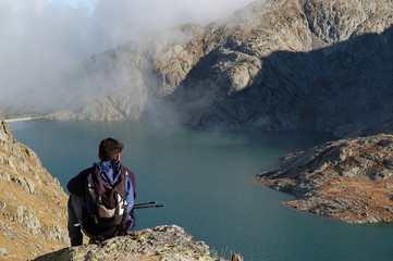 pose au bord d'un lac